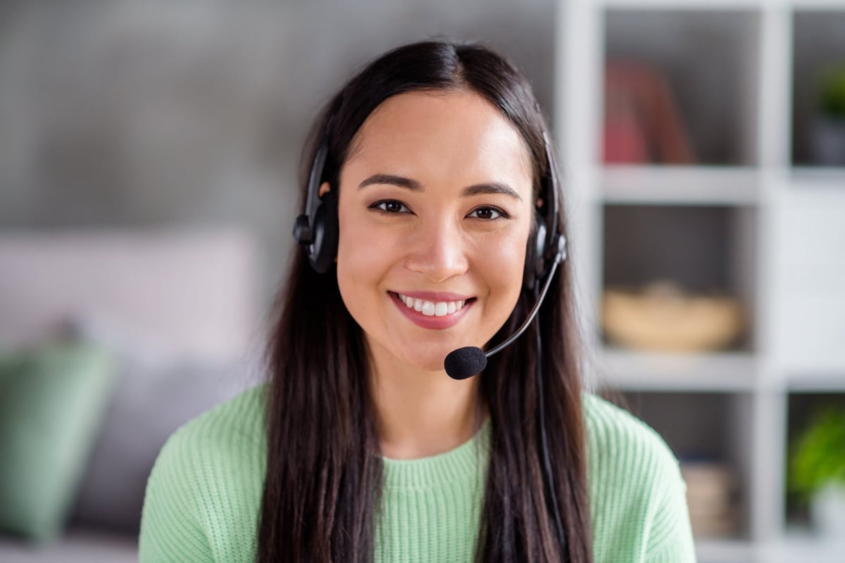 USAnswer Explains How a Home Services Live Answer Service Helps Contractors Capture Emergency Calls Smiling virtual receptionist wearing a headset